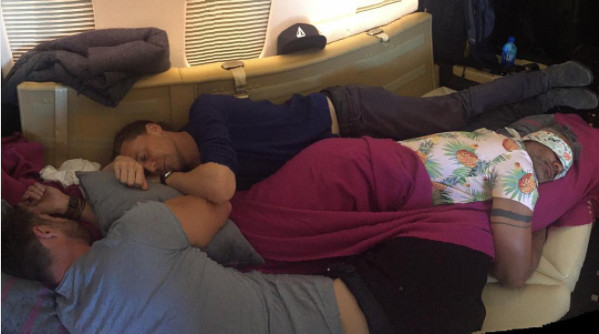▲▼克里斯漢斯沃、湯姆希德斯頓和導演塔伊加維迪提躺床抱睡被馬克魯法洛曝光。（圖／翻攝自馬克魯法洛Instagram）