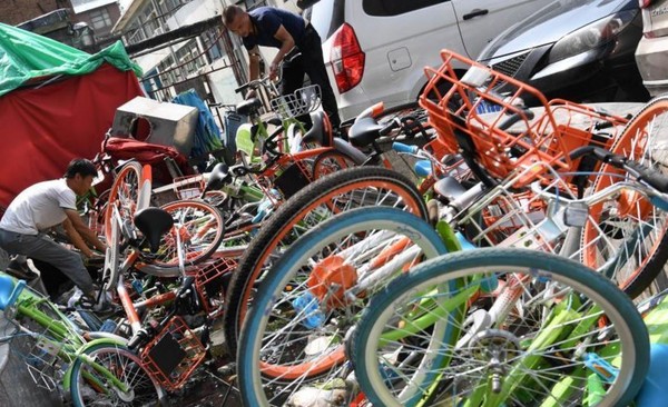 ▲「共享單車」失控　氾濫人行道、社區塞爆。（圖／翻攝自中國新聞網）