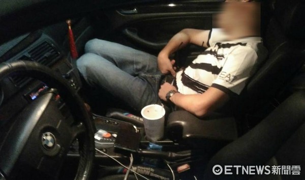 BMW擋醫院車道暴睡叫不醒　22歲男拉K嗨整晚：不知怎在這（圖／記者謝孟儒翻攝，下同）