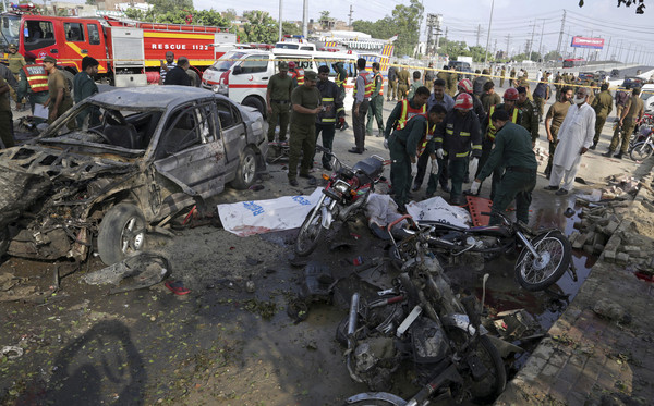 ▲巴基斯坦拉合爾（Lahore）一家果菜市場24日發生爆炸事件，至少造成26人死亡，54人受傷，恐怖組織塔利班（Taliban）事後已經坦承犯行。（圖／達志影像／美聯社）