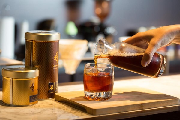 店裡的冰咖啡是在滴漏時，就開始搖晃下杯的冰塊，讓風味均勻。（台東縣太麻里水洗冰咖啡，200元／份）