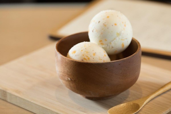 「鹹蛋黃果仁冰淇淋」，以牛奶冰淇淋為底，配上沙沙鬆綿的鹹蛋黃。（150元／份)