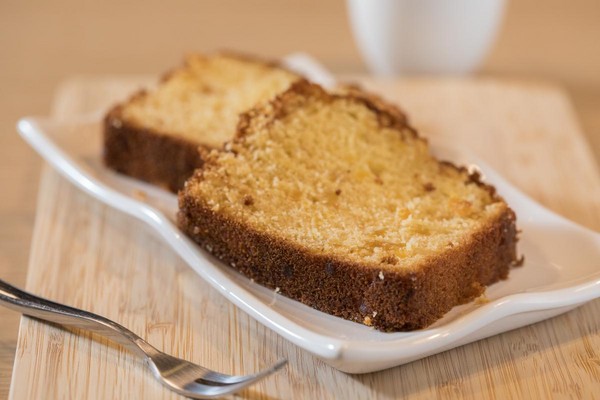 「玉井芒果乾磅蛋糕」烤過後奶油香氣四溢，吃得到濕潤的果乾。（140元／份）