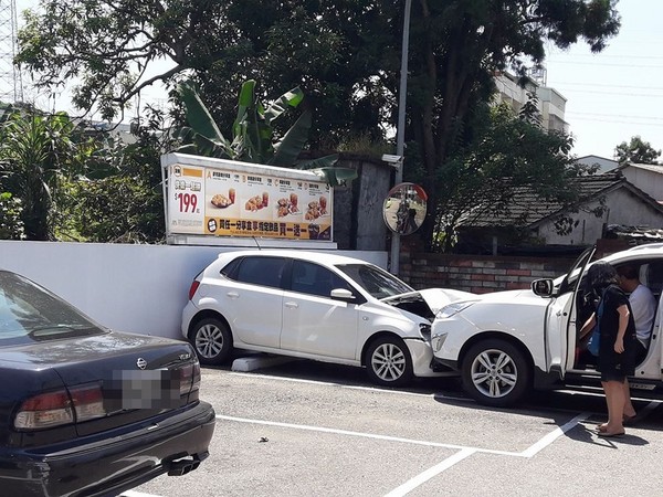 ▲麥當勞名間店得來速發生意外的車禍。（圖／翻攝自爆料公社）