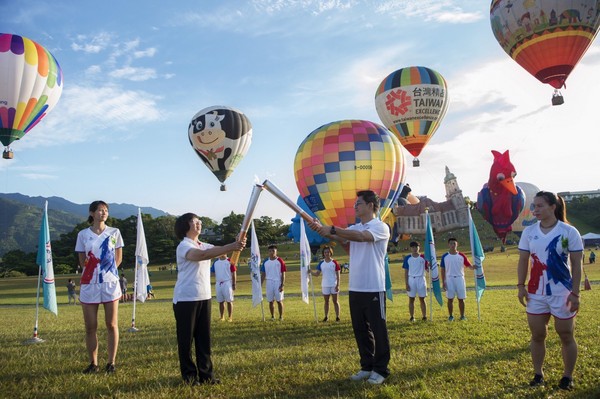 ▲世大運聖火在台東以熱氣球升空。（圖／世大運籌委會提供)