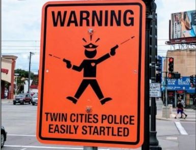 ▲▼ 美國明尼亞波利斯市的一個告示牌諷刺警察亂對民眾開槍。（圖／翻攝自推特／M. H Arsalai）