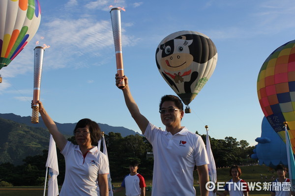 台北世大運聖火V路線首站，台東創紀錄以蘭花熱氣球傳遞。（圖／台東縣政府提供）