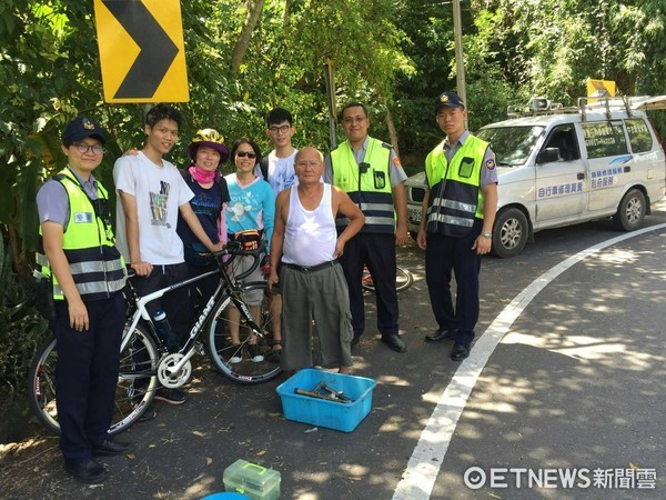 修車老師傅年邁，警員貼心抬起單車方便修復，讓民眾及老師傅倍感溫馨，在路旁合影留念。（圖／台東縣警察局提供）