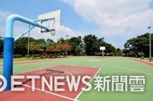  ▲ 為增加華勛地區市民與青少年活動的空間，市府規劃在華勛公園籃球場增設薄膜天幕。（圖／桃園市政府提供）