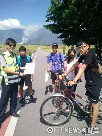 穿著制服及反光背心的員警們，穿梭在單車陣中「熱力」宣導青春專案。（圖／台東縣警察局提供）