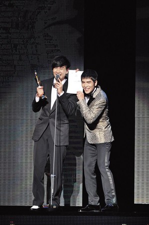 林俊傑和蕭敬騰互爭華納一哥，林俊傑獲得第25屆金曲獎歌王，由蕭敬騰頒獎，2人台上互開玩笑，化解不合傳聞。（台視提供）
