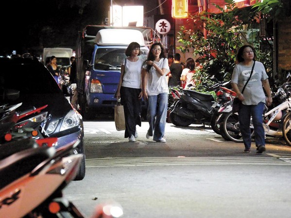 7月18日20：40，舒淇穿著輕便，大素顏現身台北東區街頭。