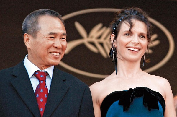 本世紀初，侯孝賢（左）相繼與日、法等國電影人合作，2007年他與法國影后茱麗葉‧畢諾許（右）合作《紅氣球》。（達志影像）