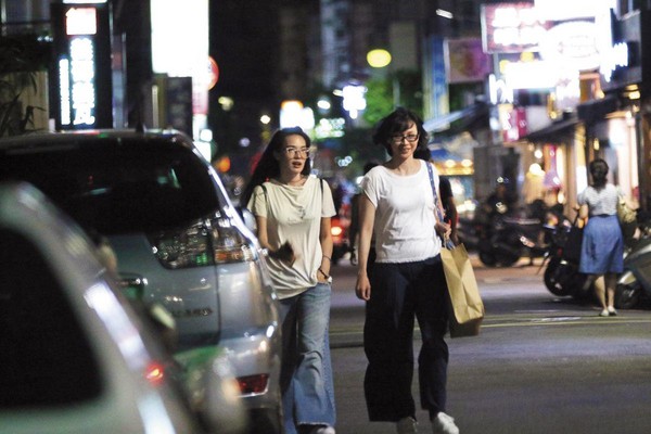 7月18日20：45，舒淇手插口袋豪邁踩街，和女友人道別後獨自返家。