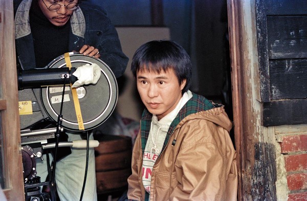 侯孝賢1973年入電影圈，學徒出身，台灣土法煉鋼出來的，沒有章法，完全靠直覺的，起初，西方影展人沒看過那樣的東西，極為驚豔。（聯合知識庫）