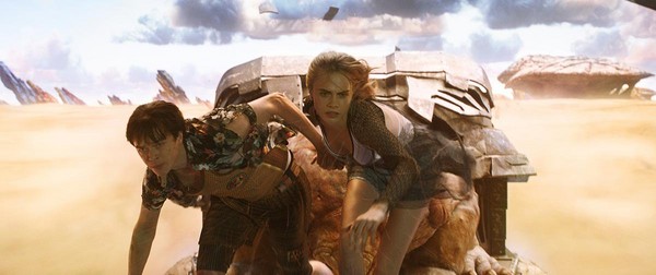 丹恩德翰（左）與卡拉迪樂芬妮在《星際特工瓦雷諾》上山下海，跟各種外星生物打交道。