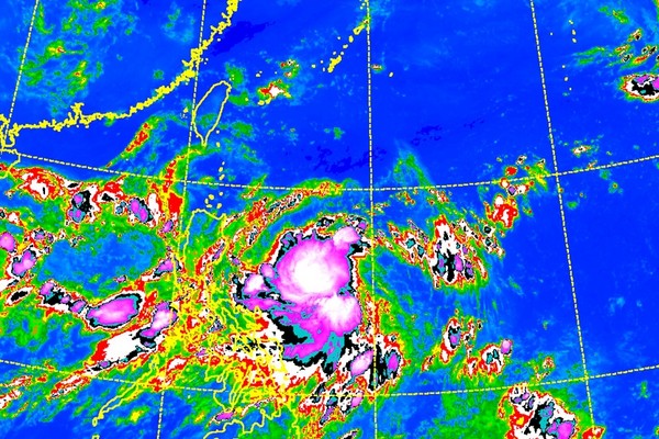 ▲▼尼莎生成穿過「雙颱在台轉圈」？李富城預測：南部恐5天大雨。（圖／翻攝digital-typhoon網站、中央氣象局）