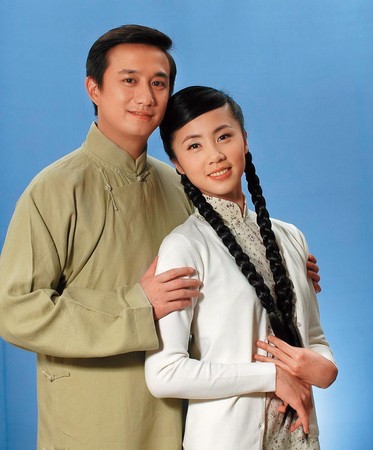 11年前《暗戀桃花源》北京首演時，黃磊開始參與，這些年黃磊總是沒缺席這齣戲，《暗戀桃花源》30週年演出時，黃磊則和妻子孫莉（右）同台。（圖：東方IC）