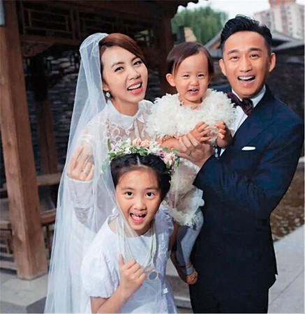 黃磊（右）和孫莉生的2個女兒都漂亮有禮貌，一家四口本已溫馨令人羨慕，今年再添兒子，兒女雙全，非常圓滿。（圖：翻攝自網路）