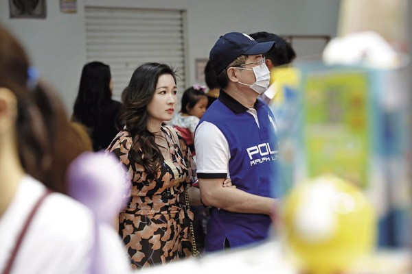 本刊日前直擊，蔡正元（右）戴著口罩陪妻子（左）到世貿逛展買嬰兒用品。