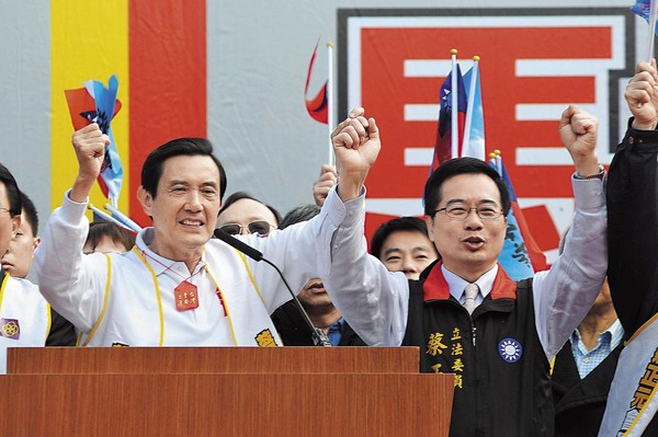 馬英九（左）出席蔡正元（右）競選立委的總部成立大會，不但賣力輔選，2人還牽手高喊當選，看得出交情匪淺。（中央社）