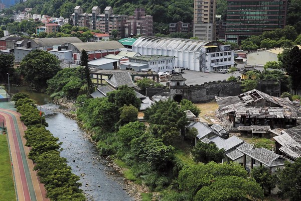 中影文化城占地12,700坪，曾是台灣拍攝古裝片重要地點及觀光景點，遭賤賣後荒廢模樣曝光，如今成為追討不法黨產的目標之一。