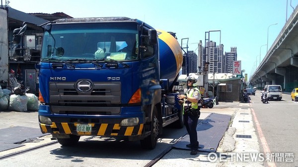 ▲世大運選手村周遭大車多，警方取締違規砂石車。（圖／記者陳豐德翻攝）