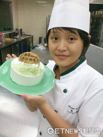 ▲王沁嵐與她的甜點作品。（圖／記者林悅翻攝）