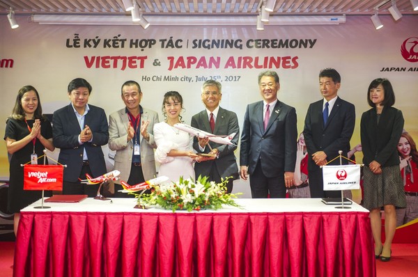 ▲越捷航空與日本航空簽署合作協議。（圖／越捷航空提供）