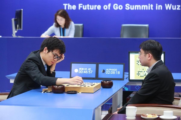 中國棋王柯潔遭人工智慧圍棋程式AlphaGo完敗，引發世人一陣譁然。（東方IC）