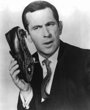 ▲▼美國喜劇《Get Smart》男主角唐·亞當斯(Don Adams)將電話設計成鞋子造型。（圖／翻攝自維基百科）