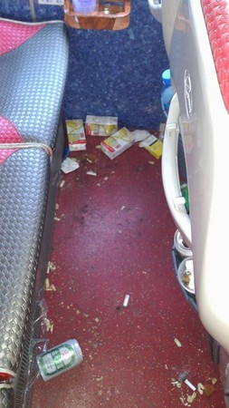 公車髒如垃圾車。（圖／翻攝自爆料公社）