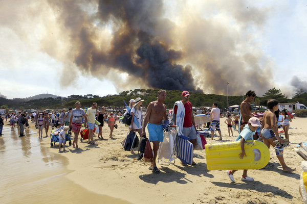 ▲▼法國南部地中海沿岸24日發生森林大火。（圖／達志影像／美聯社）