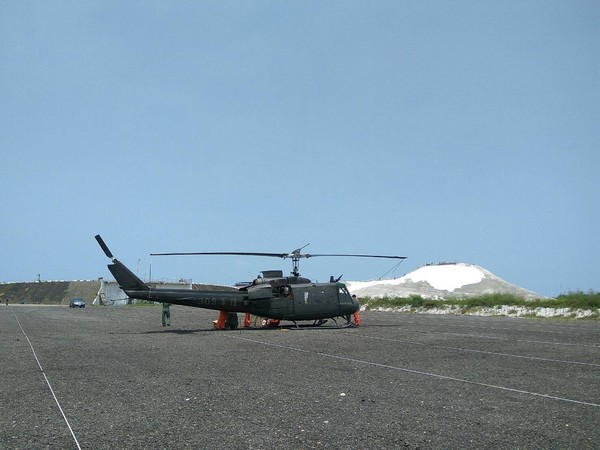 ▲▼一架UH-1H直升機上午迫降台南七股鹽山停車場。（圖／陸軍提供）