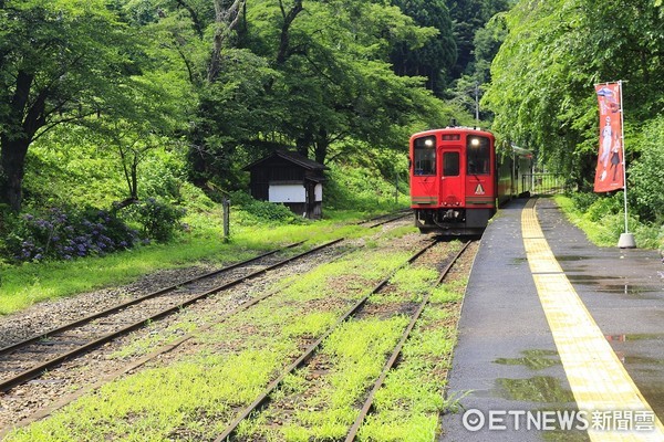 ▲▼日本唯一茅葺屋車站,湯野上溫泉站，會津鐵道。（圖／記者蔡玟君攝）