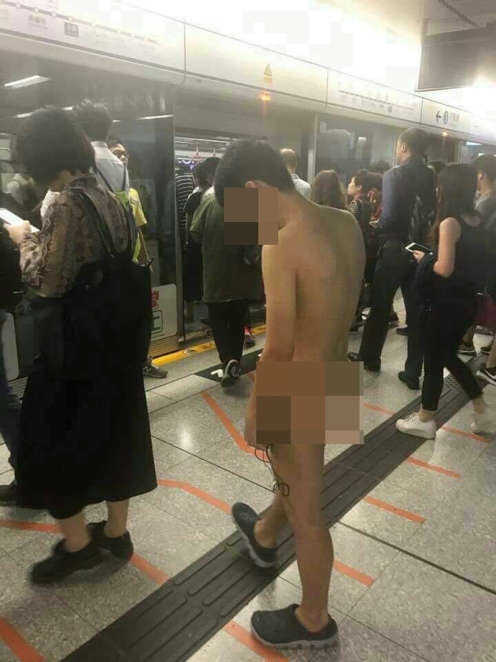 香港地鐵出現裸男。（圖／翻攝「香港突發事故報料區」臉書社團）