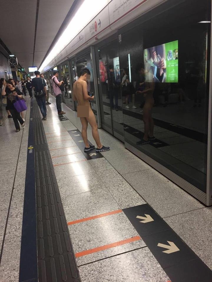 香港地鐵出現裸男。（圖／翻攝「香港突發事故報料區」臉書社團）