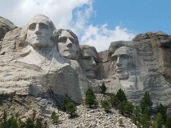 ▲▼網友惡搞美國總統，把川普P在拉什莫爾山（Mount Rushmore，美國總統雕像山）上面。（圖／翻攝自Twitter／Gail Gendler）