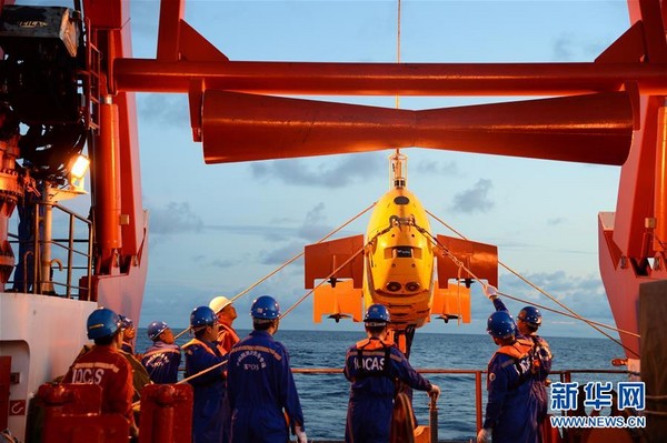 機器人1000公尺深海交會拍攝。（圖／翻攝自新華網）