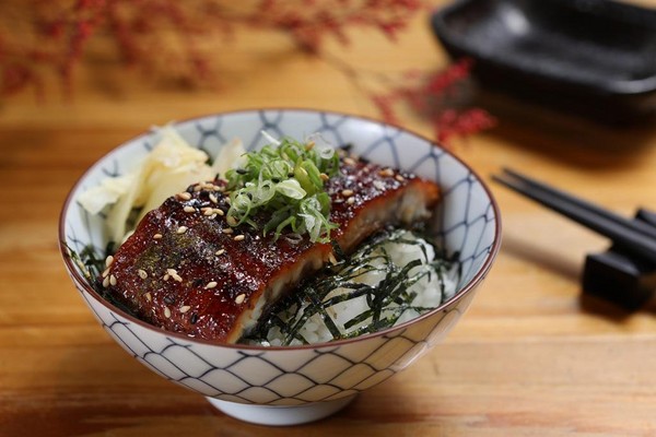 今日主食是搭配土丑日進補的美味「鰻魚飯」。（2,000元套餐菜色）