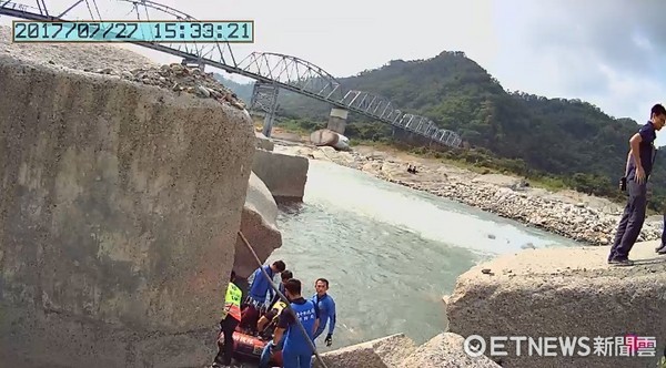 ▲▼台中豐原2男釣客因石岡水壩洩洪,受困沙洲。(圖/記者莊智勝翻攝)