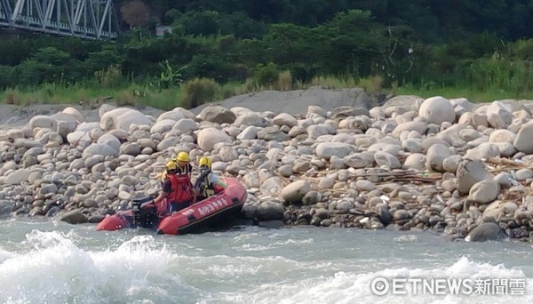 ▲▼台中豐原2男釣客因石岡水壩洩洪,受困沙洲。(圖/記者莊智勝翻攝)