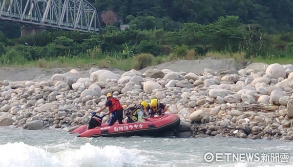 ▲▼台中豐原2男釣客因石岡水壩洩洪,受困沙洲。(圖/記者莊智勝翻攝)
