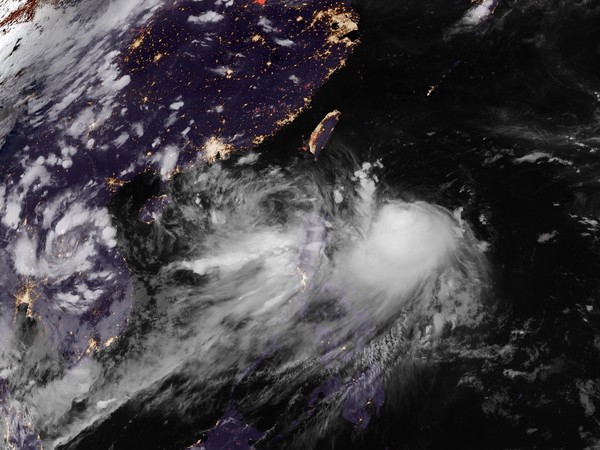 ▲▼暴風圈擴40公里！尼莎加速長大中颱　28日海警外圍先灑雨。（圖／翻攝NOAA）