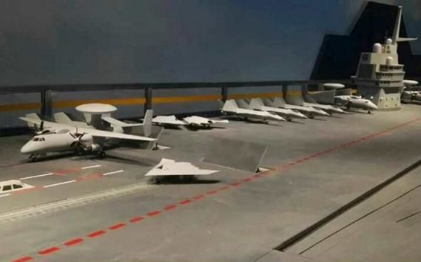 北京軍事博物館展出003型航母模型，甲板上停滿殲-20艦載機，同時也首次出現隱形作戰無人機和艦載預警機。（圖／翻攝自浩漢防務）