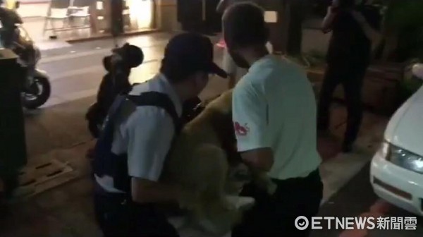 31公斤黃金獵犬遭撞癱坐地　所長深夜抱牠上警車就醫（圖／記者謝孟儒翻攝）