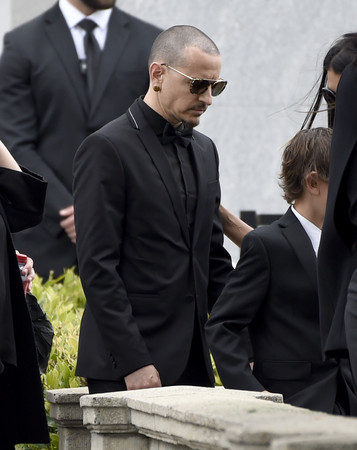 聯合公園查斯特參加克里斯康奈爾（Chris Cornell）葬禮。（圖／達志影像／美聯社）