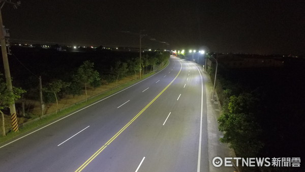 ▲台南市工務局將全市14萬餘盞水銀路燈全部更換為LED路燈，預估每節電1.4億元，也是全國節電最多。（圖／市府提供）