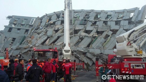 ▲105年2月6日凌晨，維冠金龍大樓因地震而倒塌，造成115人死亡、96人受輕重傷，及近3百人無家可歸的重大意外。（圖／記者林悅翻攝）