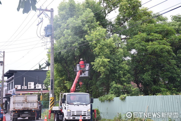 花蓮市長魏嘉賢前往南濱抽水站，視察周邊滯洪池與排水道清淤作業，市公所清潔隊修剪路樹。（圖／花蓮市公所提供）